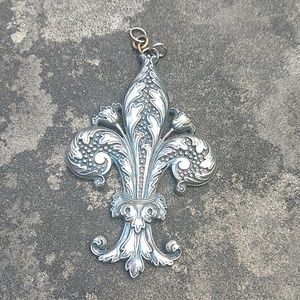 🎉🇫🇷 large Fleur de Lis charm Mardi Gras